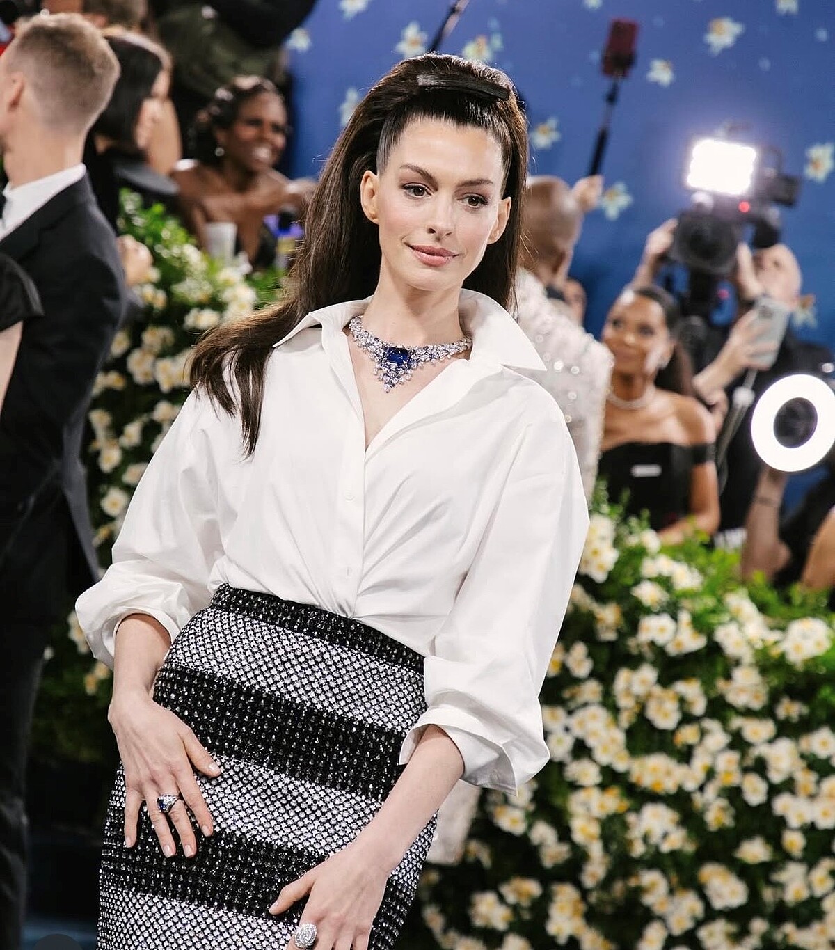 2025 Met Gala紅毯珠寶造型盤點：Anne Hathaway安海瑟薇