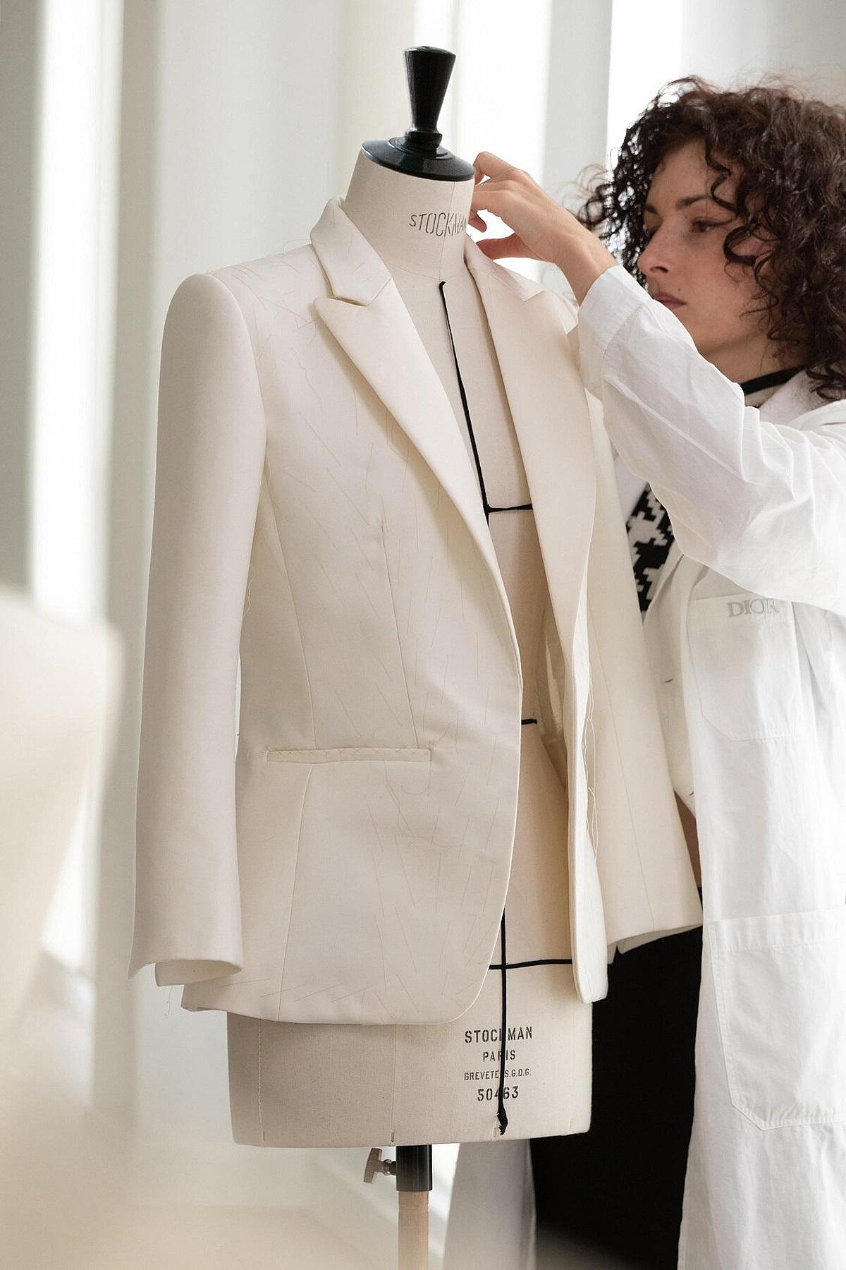 澤井杏奈穿著的Dior套裝耗時工坊160小時製作