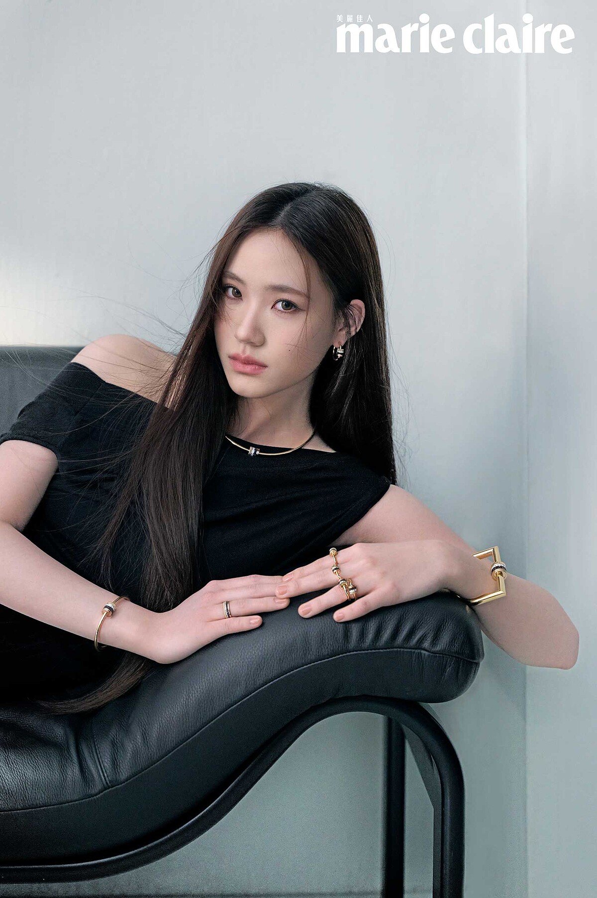 黑色平口洋裝，Ferragamo；Quatre Classique系列Tube項鍊、Quatre Classique系列Tube手環、Quatre Classique系列Tube戒指、Quatre Classique系列戒指，all by Boucheron。