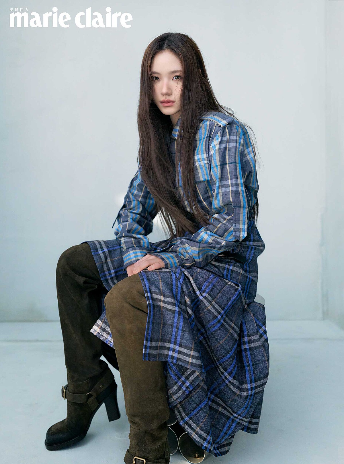 藍色格紋軍裝襯衫、藍色格紋長裙、麂皮過膝長靴，all by Burberry。