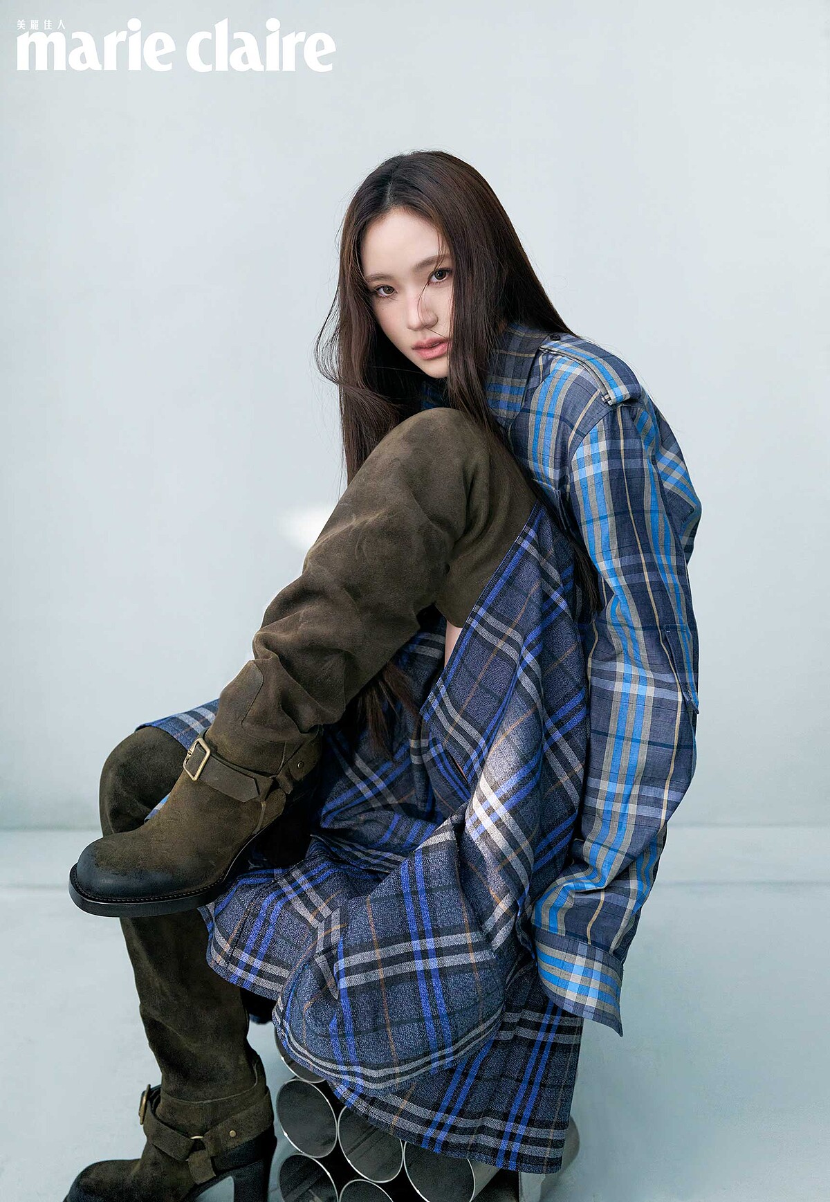 藍色格紋軍裝襯衫、藍色格紋長裙、麂皮過膝長靴，all by Burberry。