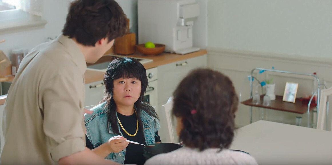 英愛一邊吃一邊問「小絮是誰？」