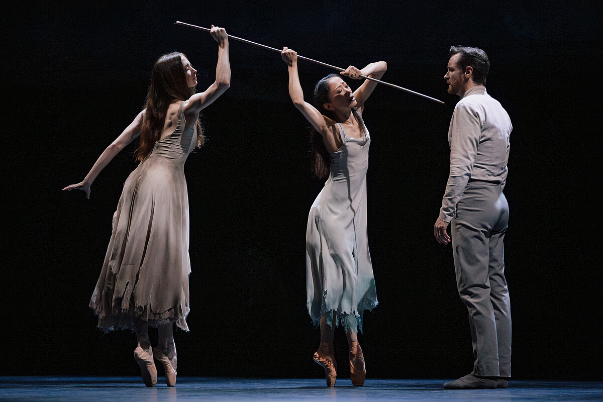 《吉賽兒》現場演出照片，左為艾瑪・霍斯（Emma Hawes）飾演 瑪莎（Myrtha）、中高橋絵里奈（Erina Takahashi）飾演 吉賽兒（Giselle）、右詹姆斯・斯特里特（James Streeter）飾演 阿爾伯特（Albrecht）（國家兩廳院提供，攝影 李佳曄 Lee Chia-Yeh）