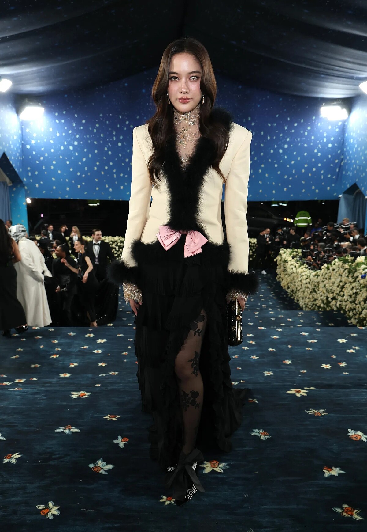 Valentino 品牌代言人 Freen Sarocha在 2025 Met Gala 紅毯穿著創意總監 Alessandro Michele 為其量身打造的 Valentino 訂製造型,搭配 Valentino Garavani 配飾,展現率性優雅的迷人風采。