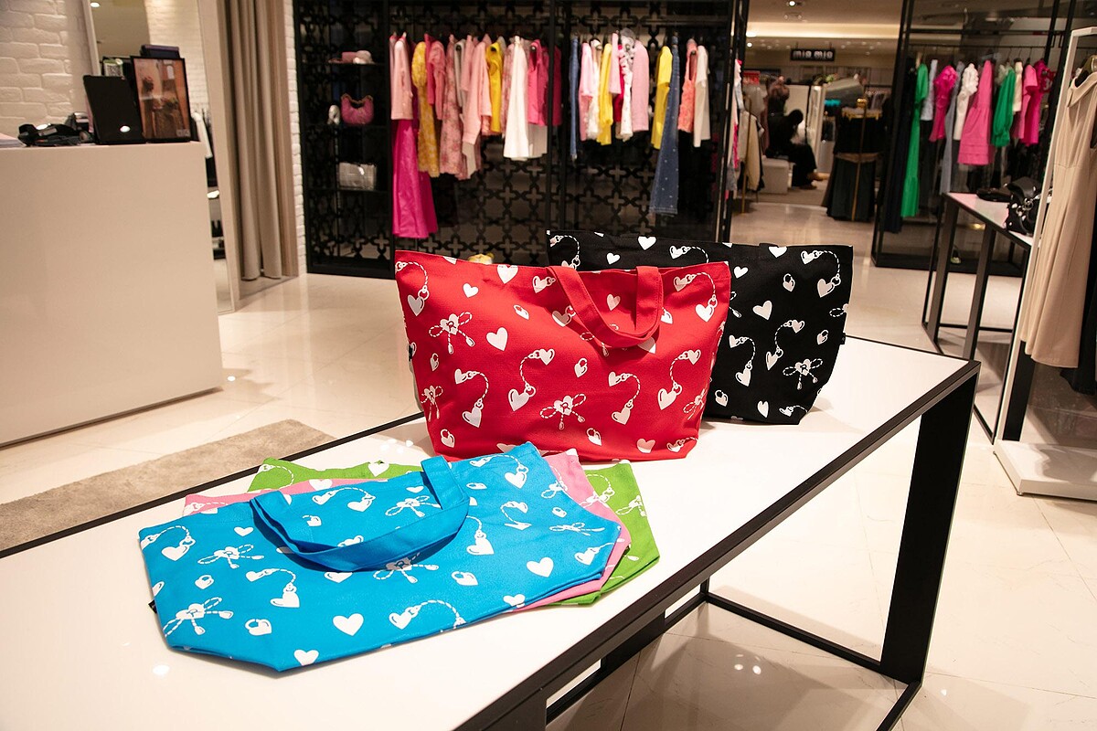 iROO母親節特別企劃推出「心連心」520加購禮，實用又時尚的限量心連心托特包