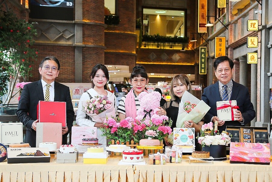 遠東百貨徐雪芳總經理(中)林彰豐營運長(右起)、陳佑任副總嚴選母親節好禮，畫家張郡珊(右二)和世娙嫣一起試吃。