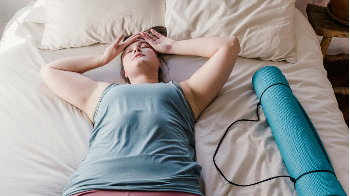 日本筑波大學研究：睡前3分鐘躺練「抬腿繃腳尖」能讓腰腹持續燃脂36小時！3週後強烈有感，正確練法來了