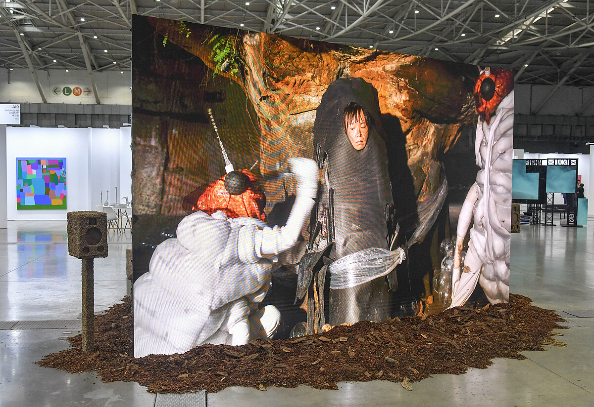 出身於傳統紙藝世家的藝術家張徐展，以定格動畫敘述氣候變遷所導致的生態環境變化，白蟻的飲食習慣改變並轉而食用人造電纜的故事。此圖由台北當代提供。