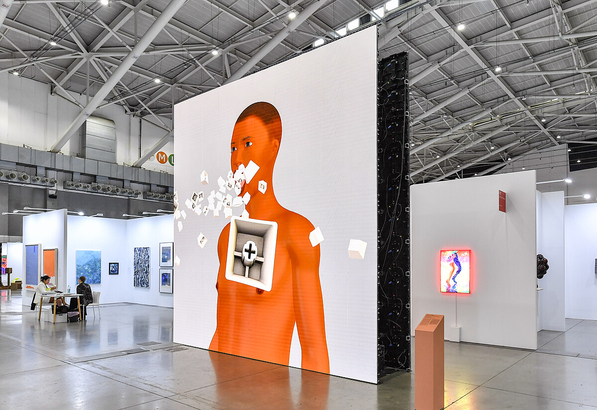 旅居巴黎的新媒體傳奇藝術家鄭淑麗，呈現一件數位動態影像裝置作品，展現不斷變形的自我肖像，對人工智慧的運作邏輯提出質疑與挑戰。此圖由台北當代提供。