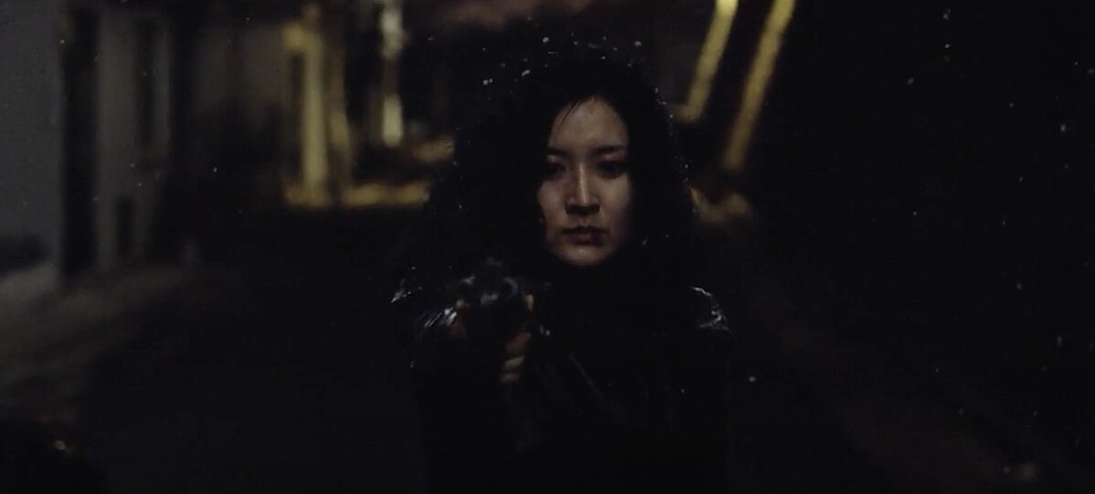 《親切的金子》裡李英愛開槍的經典畫面。