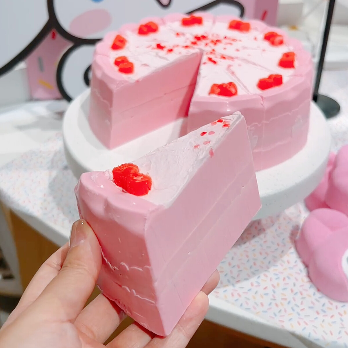 LUSH美好友誼蛋糕香氛皂一片，NT450