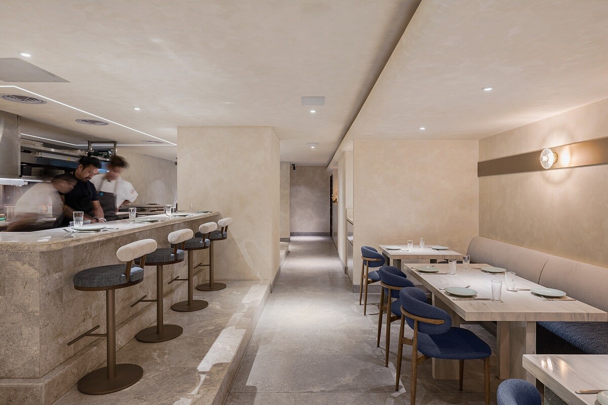 星廚林明健（Kin）所開設的輕奢亞洲料理餐廳「Golden」，走入現代感十足的氛圍設計，體驗當代精緻料理美學。