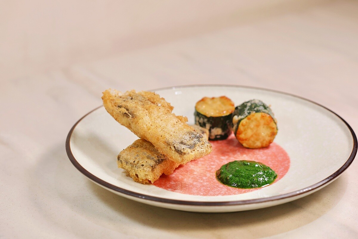 Golden全新菜色&mdash;椒鹽鰻魚天婦羅、魚露醬、綜合香草，以截然不同的風味技法拓展品味美食的想像空間。