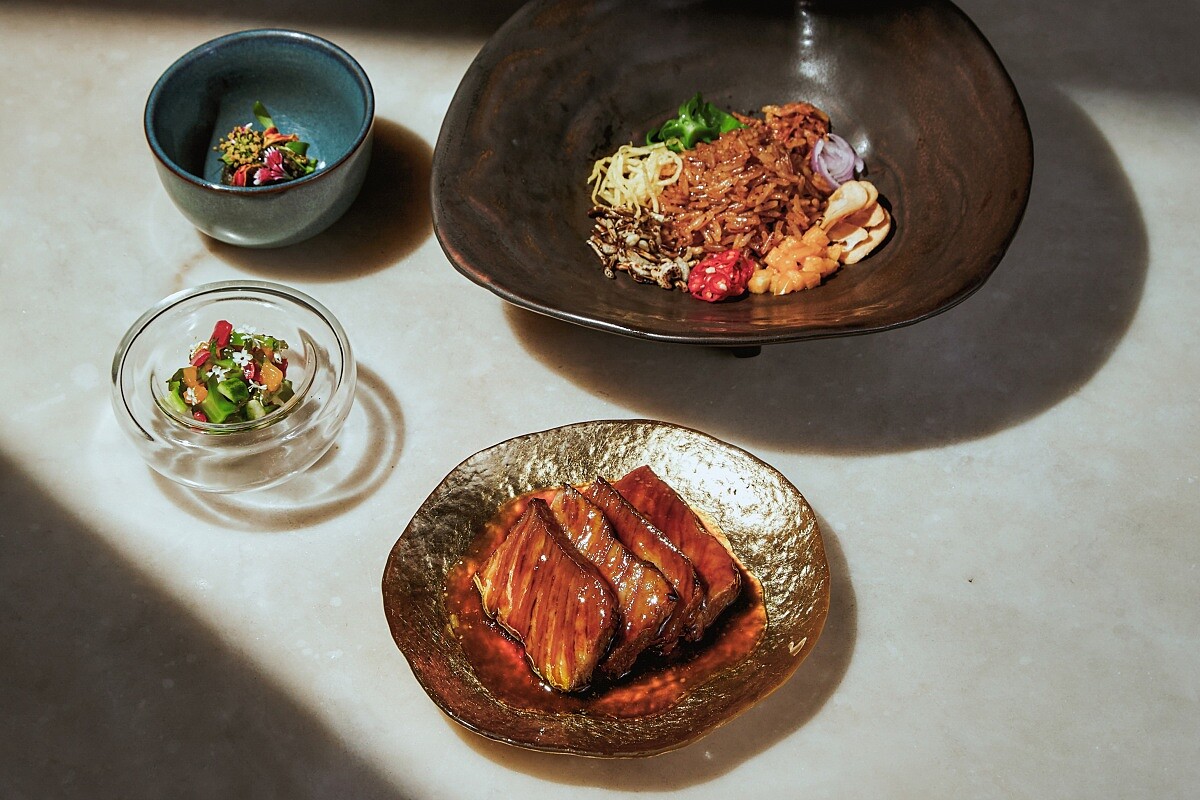 全台首間以法式料理融合泰菜經典風味的「COAST」廚師團隊精彩演繹主菜：牛小排、阿稼、南拷饕，品味交織著異國風情的極致饗宴。