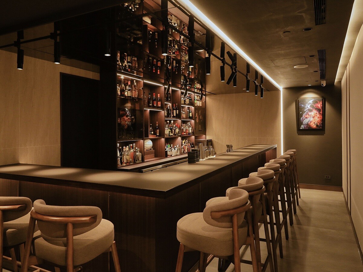 米其林一星「Impromptu」餐廳旗下酒吧「Bar Impromptu」，隱密而精巧的空間僅規劃11個座位，為城市中最獨特、溫暖而放鬆的私密空間。