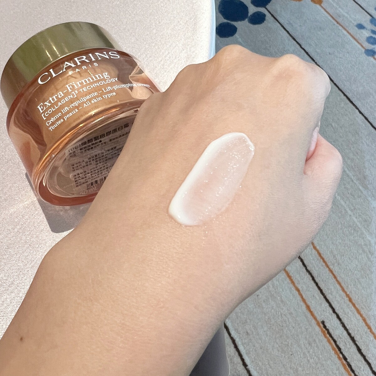 克蘭詩煥顏緊緻膠原日霜質地。