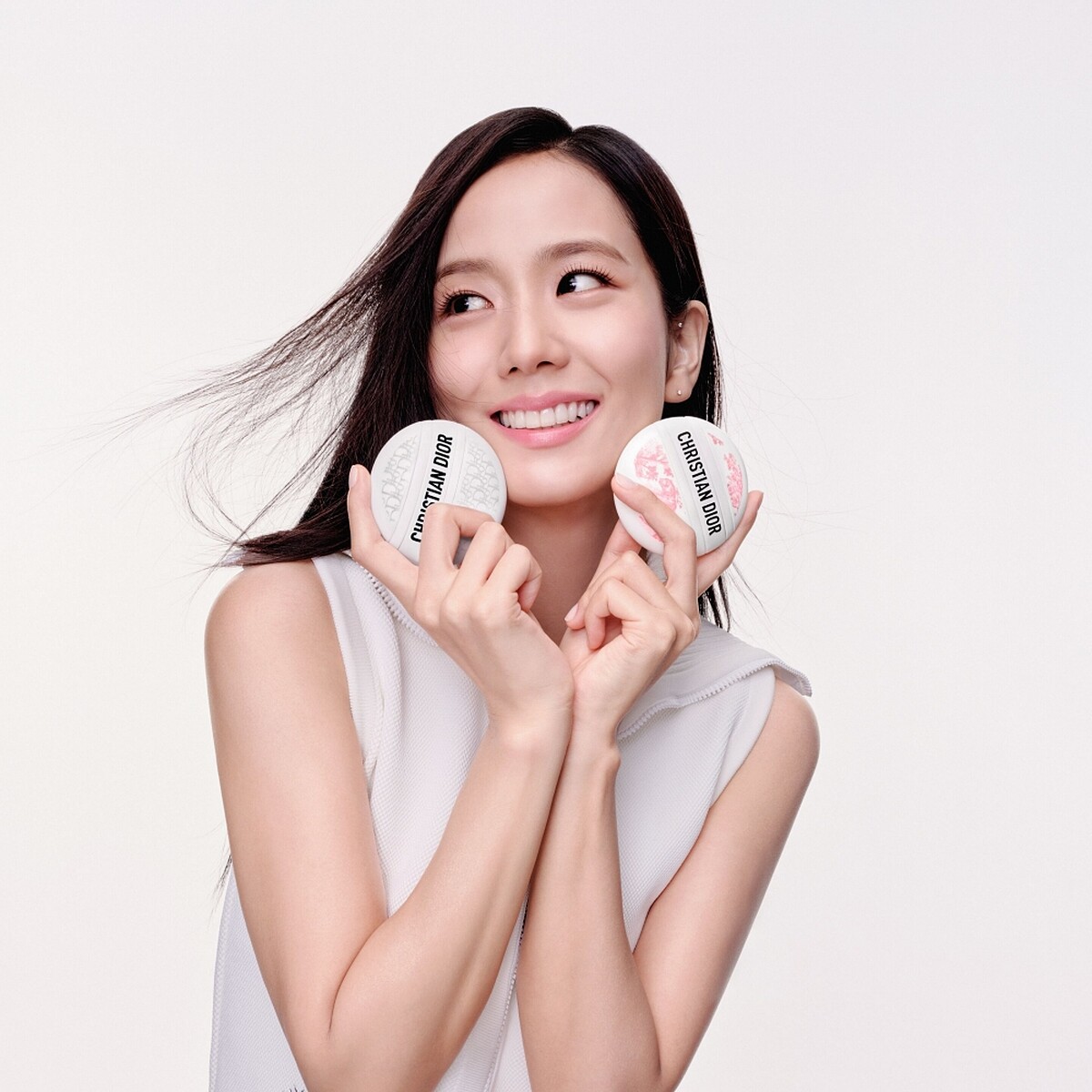 迪奧全球品牌大使智秀Jisoo演繹迪奧緹花全能修護霜與2025年的粉紅約伊限量版。