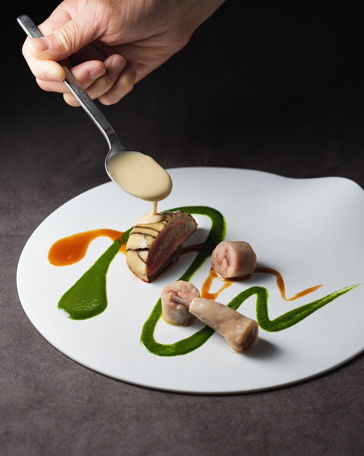 主菜「鵪鶉｜羊肚菌｜黃酒」。