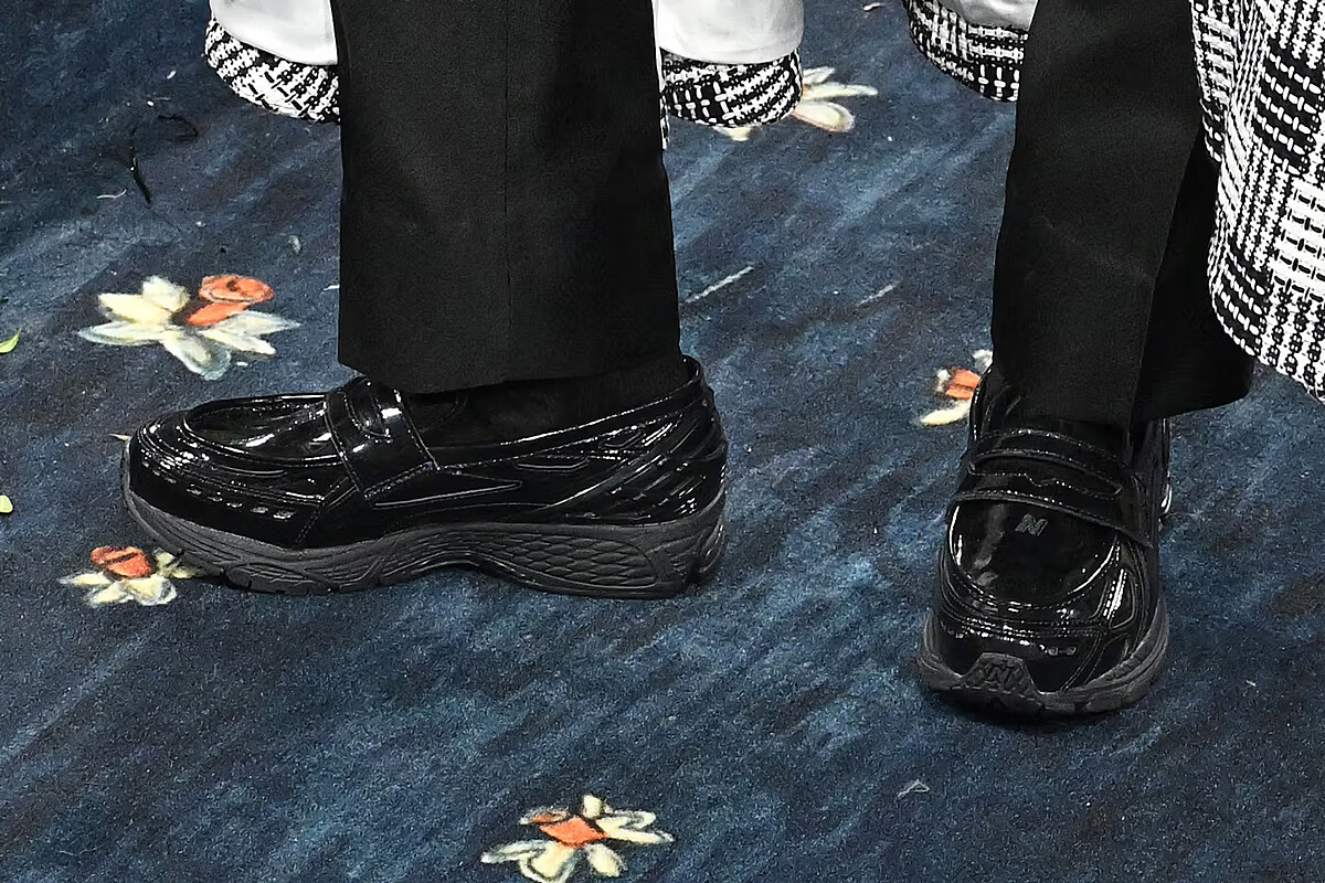 Jaden Smith 於 2025 Met Gala 穿著 New Balance 1906L 黑色鱷魚漆皮樂福鞋款