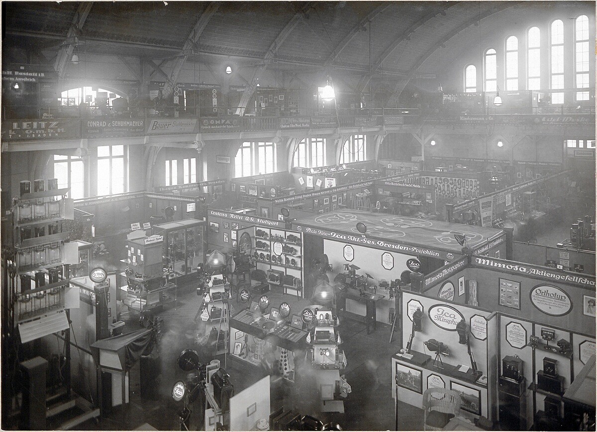 1925年3月1日，徠卡I型相機在萊比錫春季博覽會 (Leipzig Spring Fair) 首度亮相。