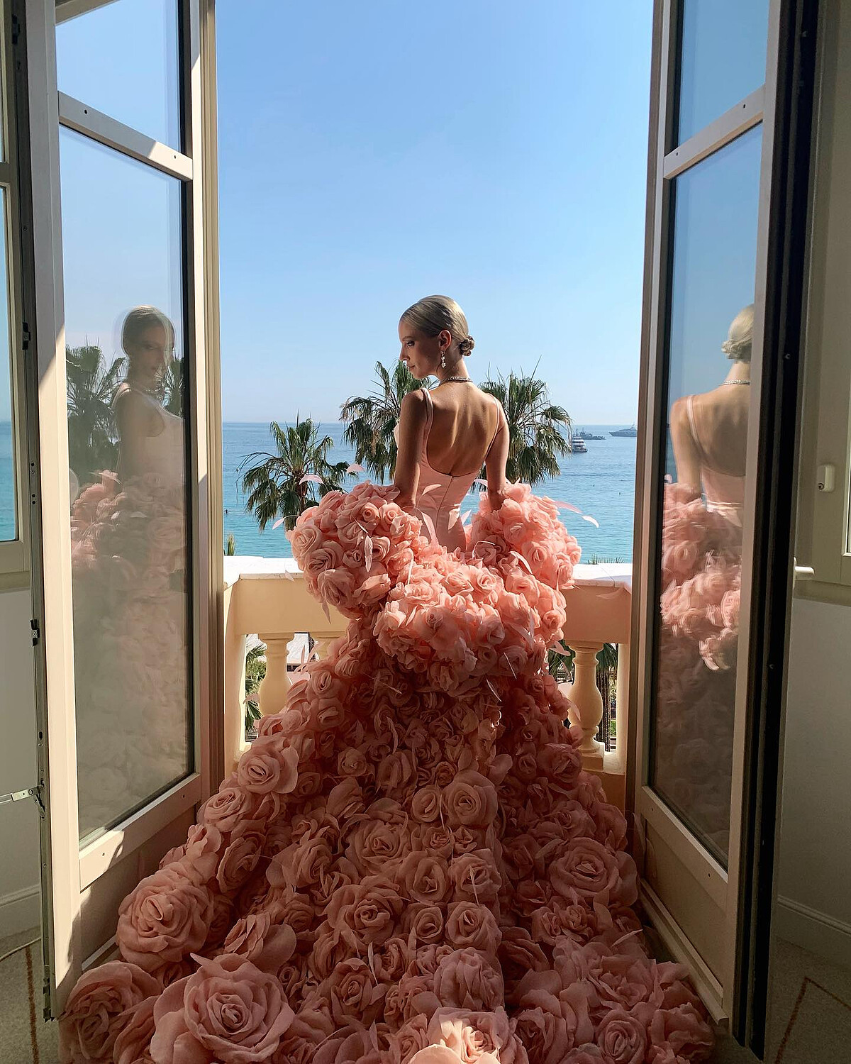 Leonie Hanne 於2023坎城影展身穿Nicole + Felicia立體玫瑰披肩禮服