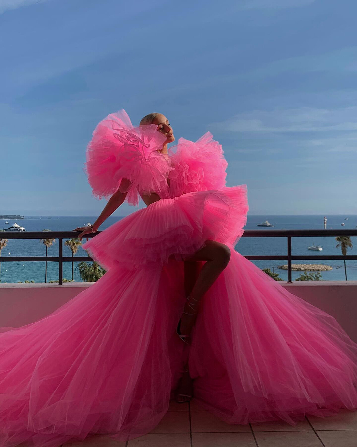 Leonie Hanne 於2022年坎城影展身穿芭比桃色紗裙