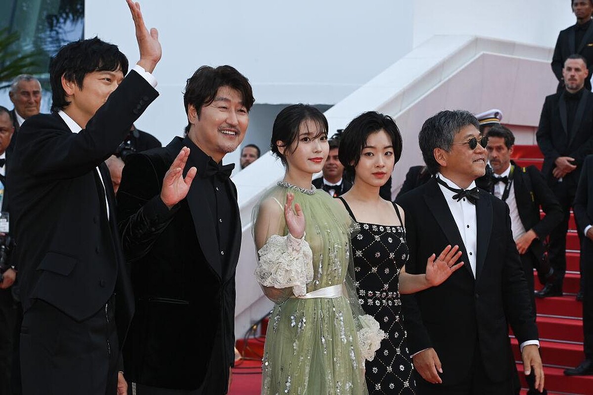 IU李知恩於2022坎城影展身穿Gucci亮片珠飾刺繡禮服