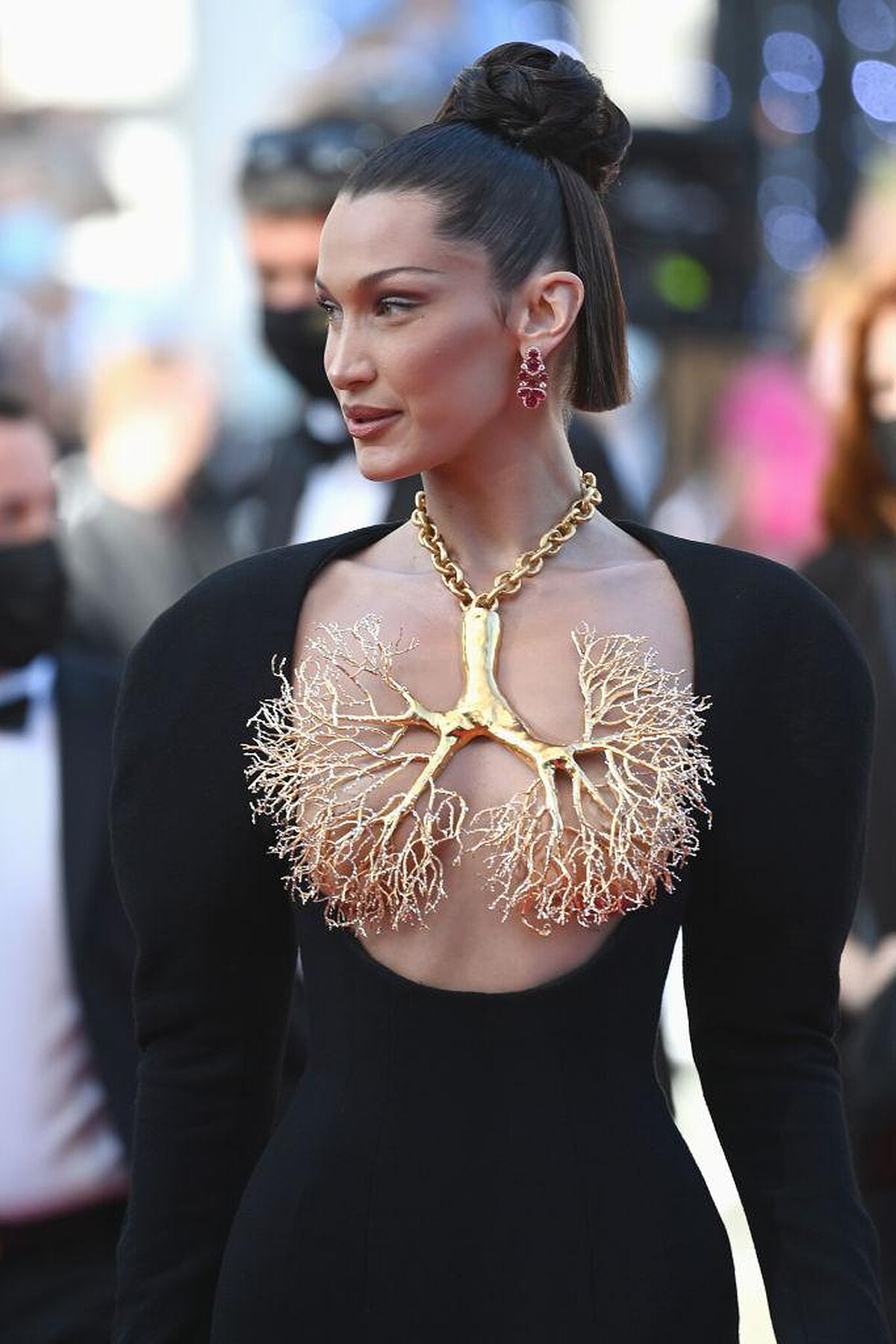 Bella Hadid 於2021坎城影展穿戴Schiaparelli人體肺部項鍊造型
