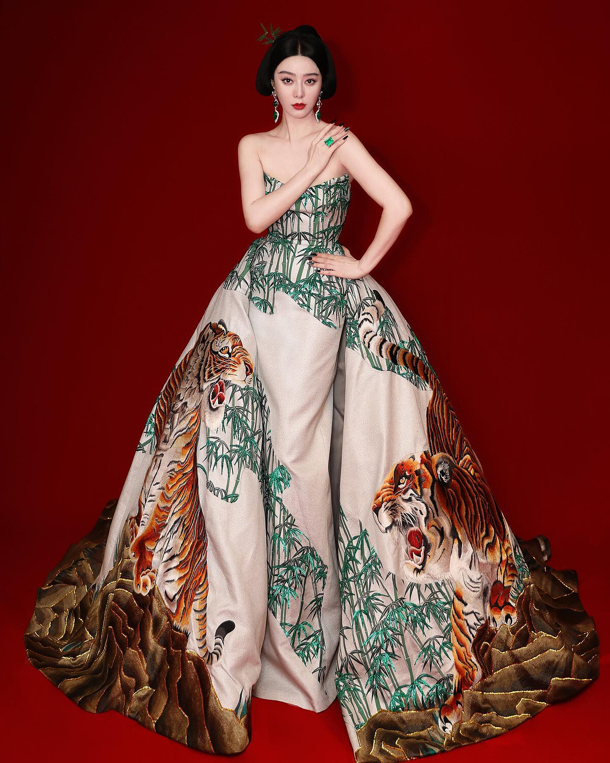 范冰冰於2023坎城影展身穿Christopher Bu設計的猛虎竹林禮服