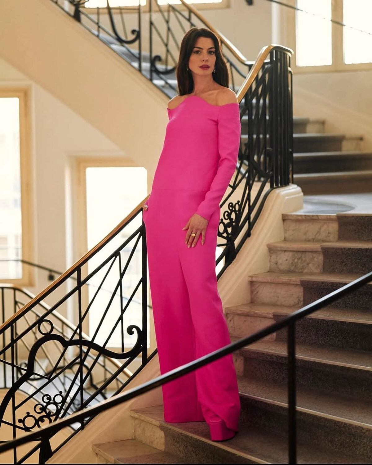 Anne Hathaway 於坎城影展身穿Valentino Pink PP連身褲造型