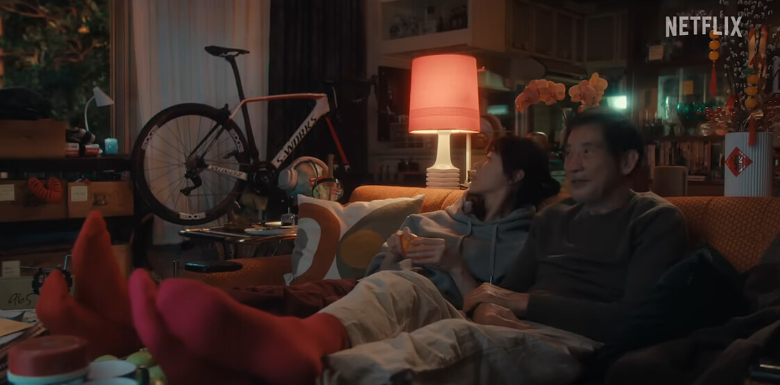 樂樂和樂爸穿同樣的紅襪，不管是親子裝或情侶服，樂樂開始享受爸爸的色彩學