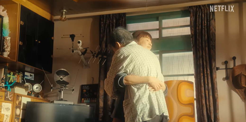 畫面裡，能看到很多&rdquo;天線&rdquo;，外星老爸深深依賴被天線召喚的地球人，父女兩人擁抱的背影浪漫也催淚。