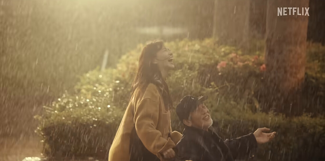 樂樂推著不良於行的樂爸，儘管身分錯置，變成女兒&rdquo;個高&rdquo;頂著天、罩著爸爸，但現在就仰臉接受雨水的親吻吧！