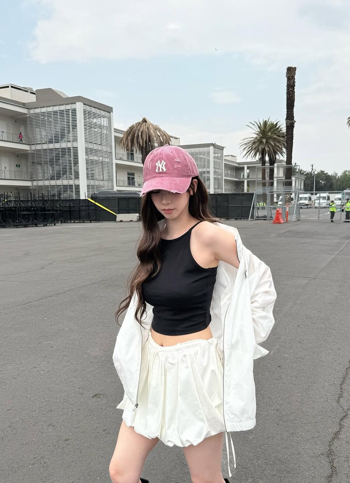 aespa Karina 示範 MLB 煙粉色破壞風洋基隊棒球帽