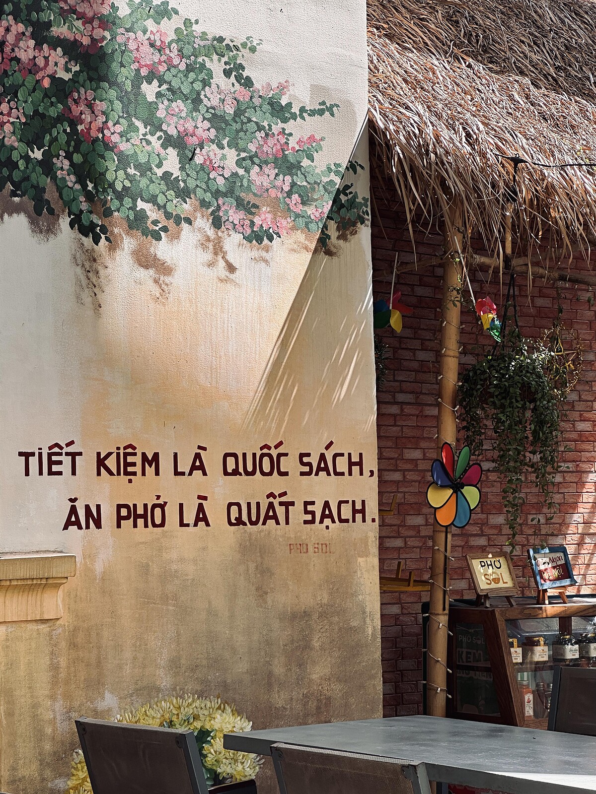 牆上的標語寫著「節儉是國家政策，吃牛肉河粉就得清盤。」