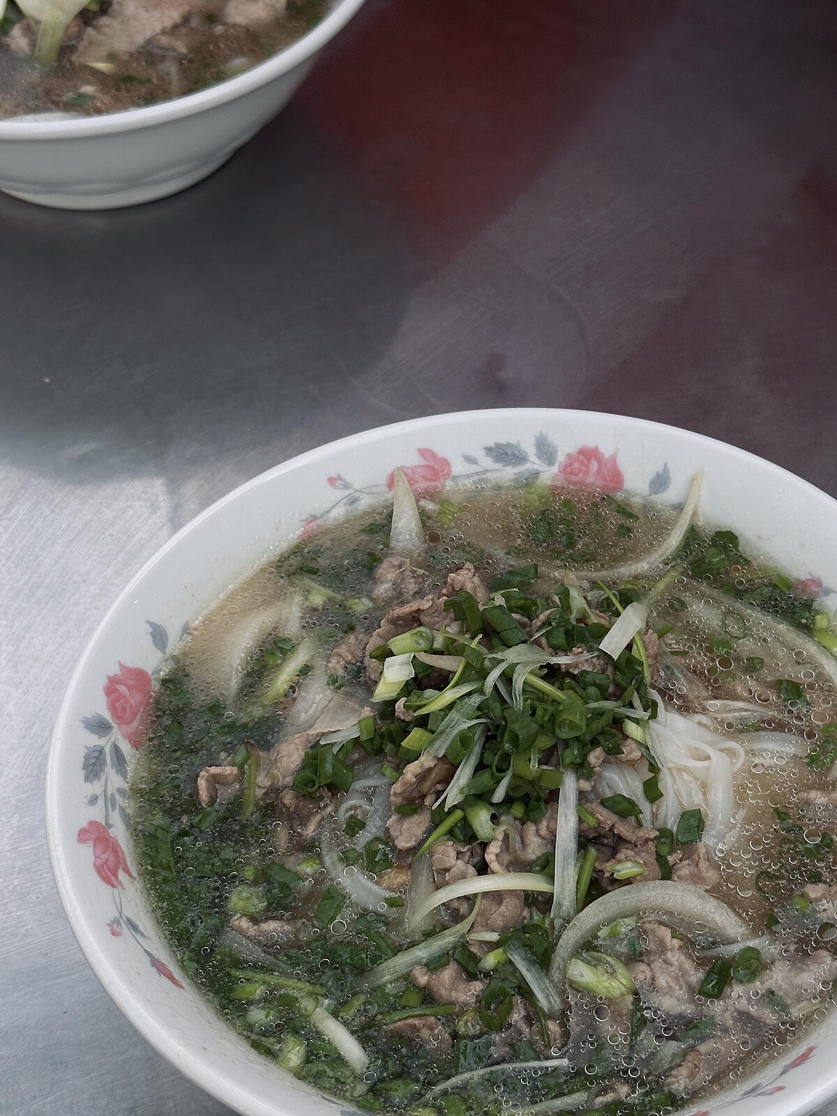 大量的蔥與洋蔥，與大火剛炒出的牛肉配上私房湯頭，交織出絕頂美味。