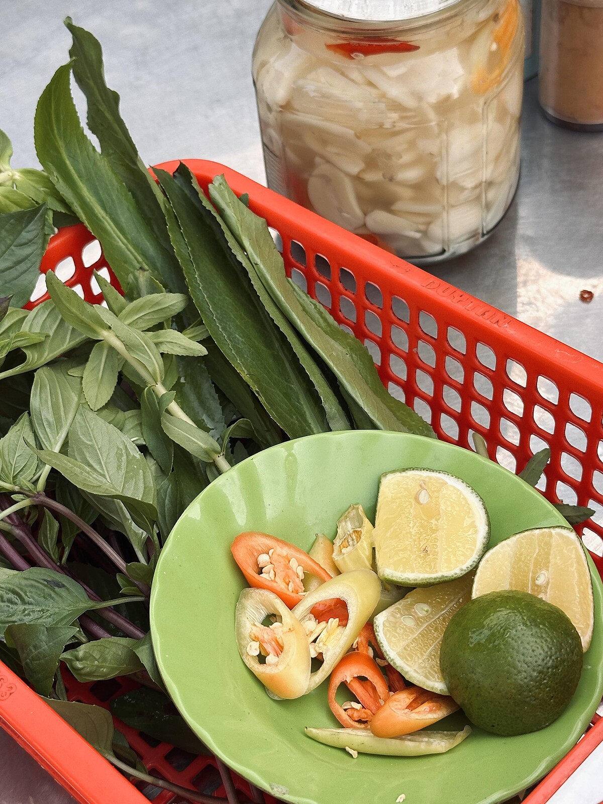 別客氣地加入喜歡的香料與醃蒜，溫馨提醒胡志明的辣椒超辣，請一顆一顆地加。