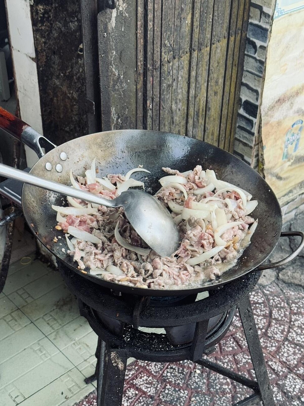 若是點炒牛肉河粉，老闆便立刻豪邁地在路邊炒起牛肉。
