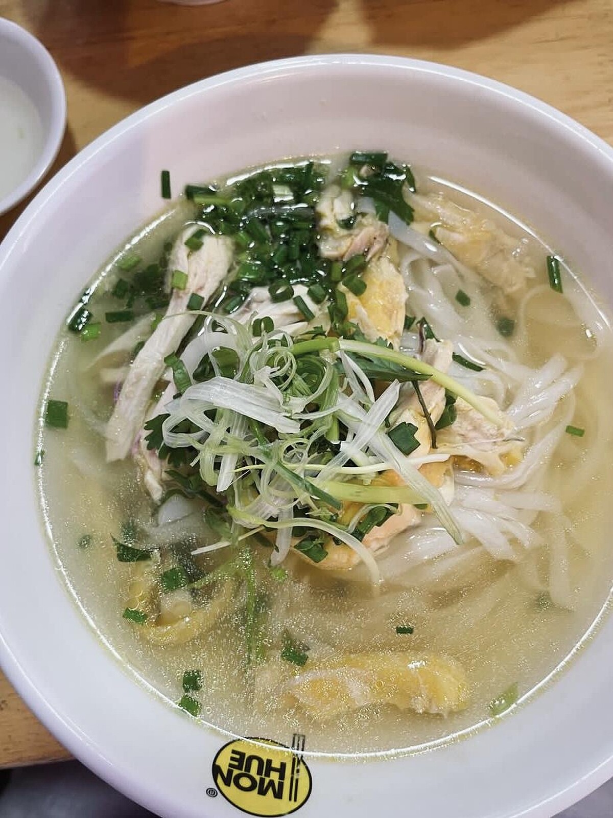 帶有柑橘清香的雞湯頭喝下肚，有種撫慰身心的感覺。（梁大文提供）