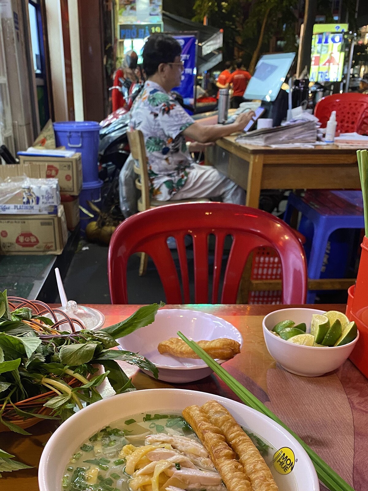 若是晚上前往，大部分的人會選擇室外座位，紅色的塑膠椅也很有台味。