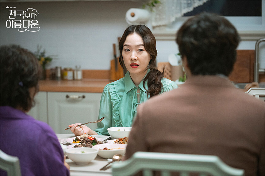 朱玟炅(中)是演海淑的婆婆宗貴