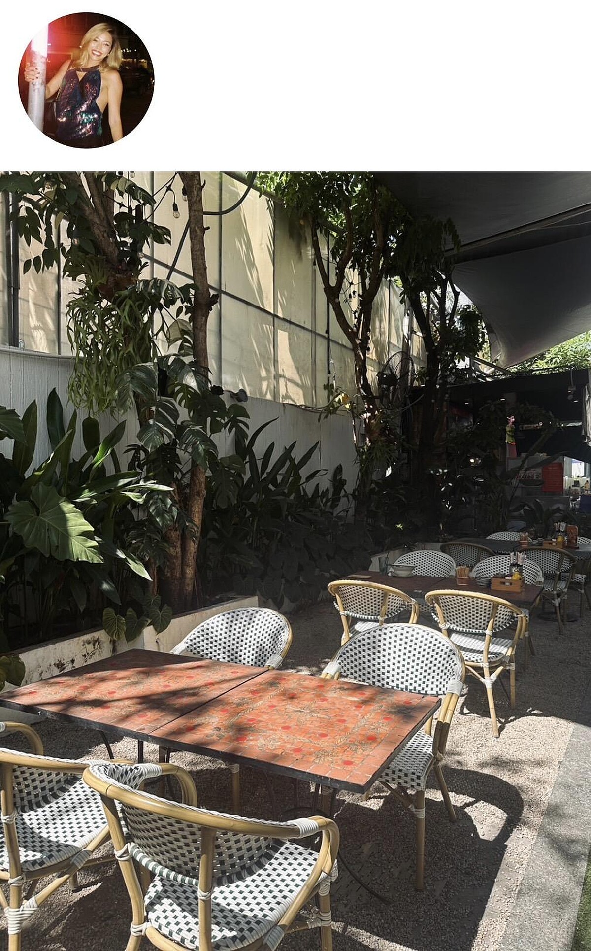 位在二郡的店面雖然有室內座位，但陽光大好的下午還是想坐在戶外chill。