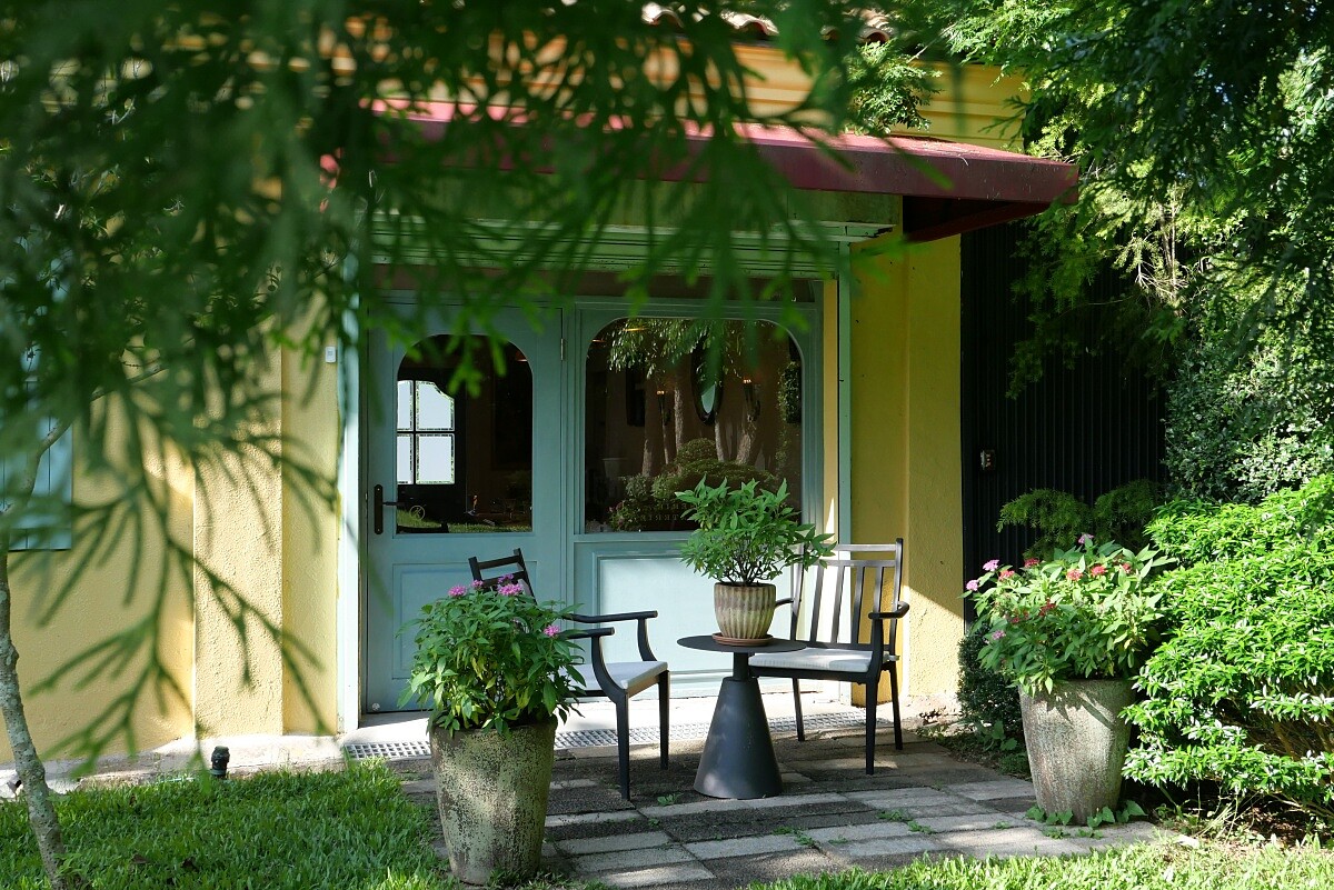 後院有著大片綠意。