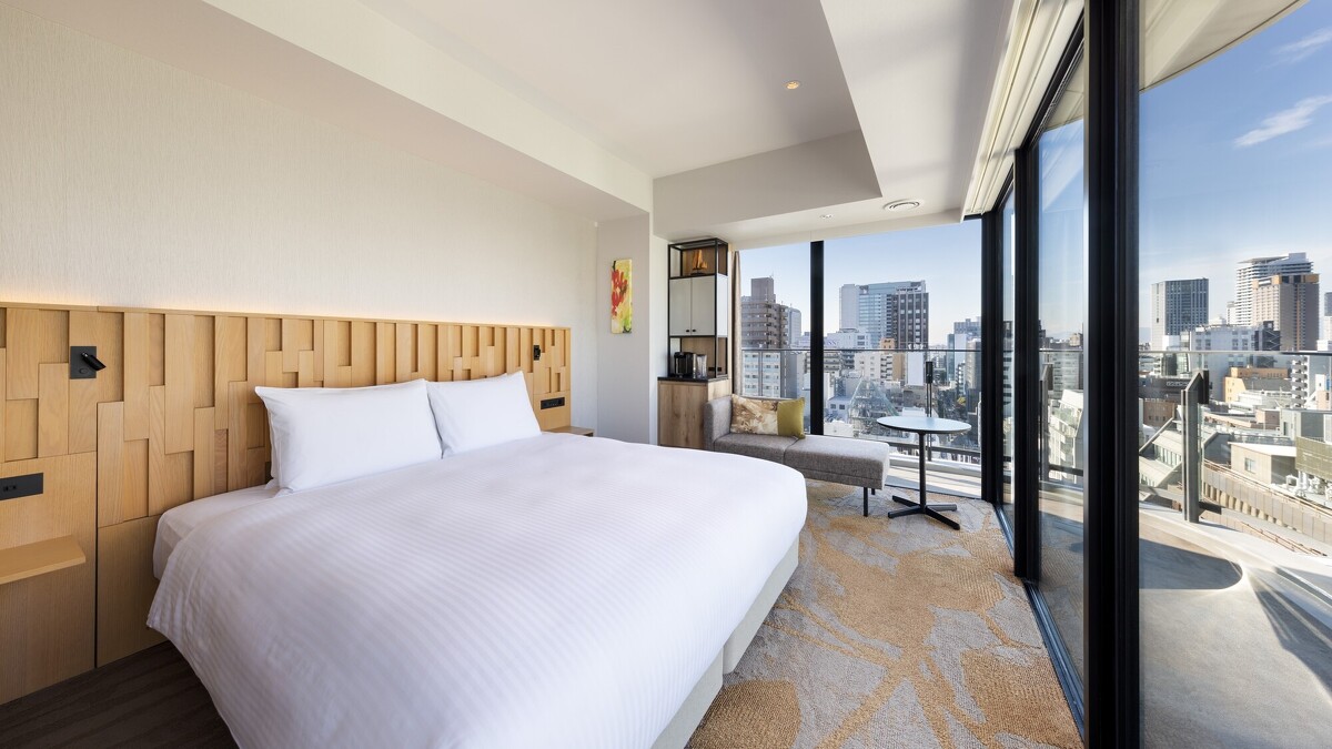 大片落地窗與陽台，一覽大阪城市中截然不同的日與夜。