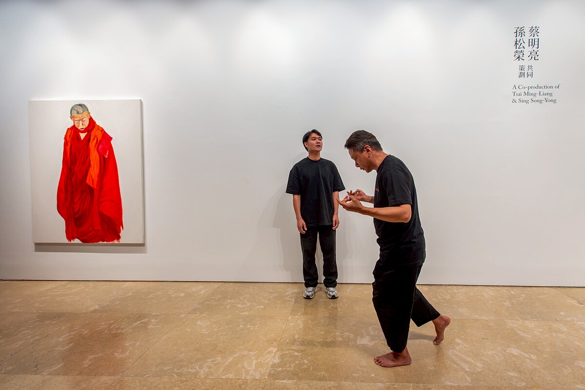 演員李康生（右）與亞儂弘尚希（左）精心演出，帶領現場嘉賓一同揭開《行者十步：蔡明亮》展覽序幕（林宏龍攝影）