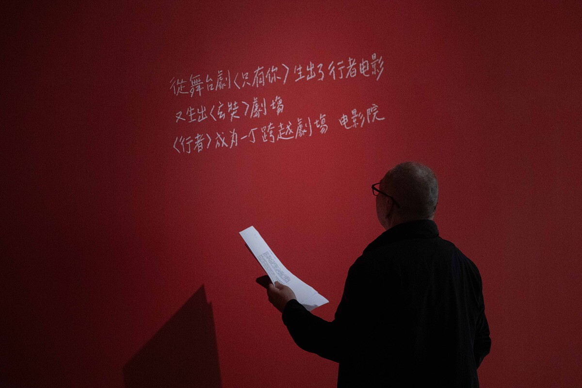 蔡明亮於高美館《行者十步：蔡明亮》展覽現場（汯呄霖電影提供，許懷哲攝影）