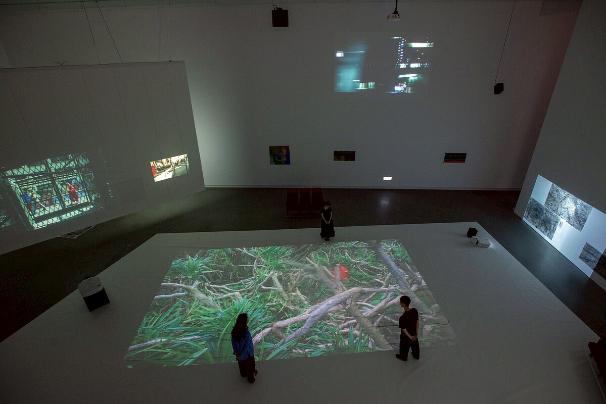 高美館《行者十步：蔡明亮》展覽現場（林宏龍攝影）