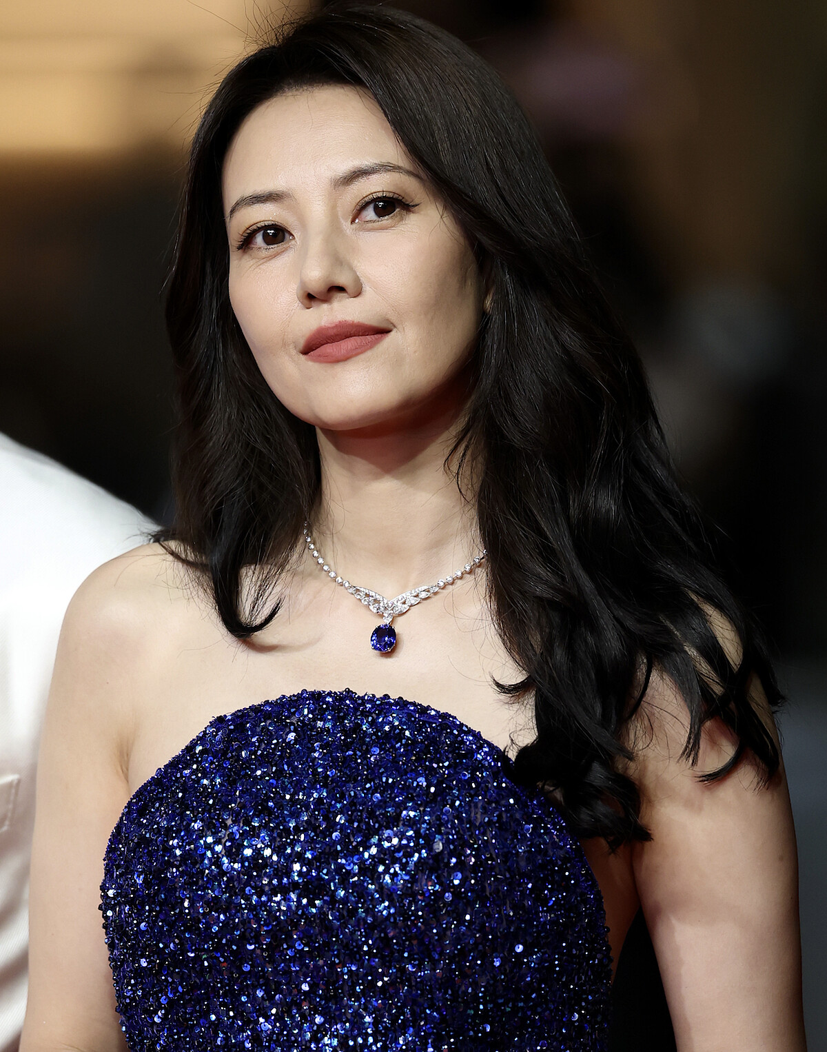 高圓圓於坎城影展《風林火山》首映會，身穿藍色平口禮服佩戴Chaumet藍寶石項鍊