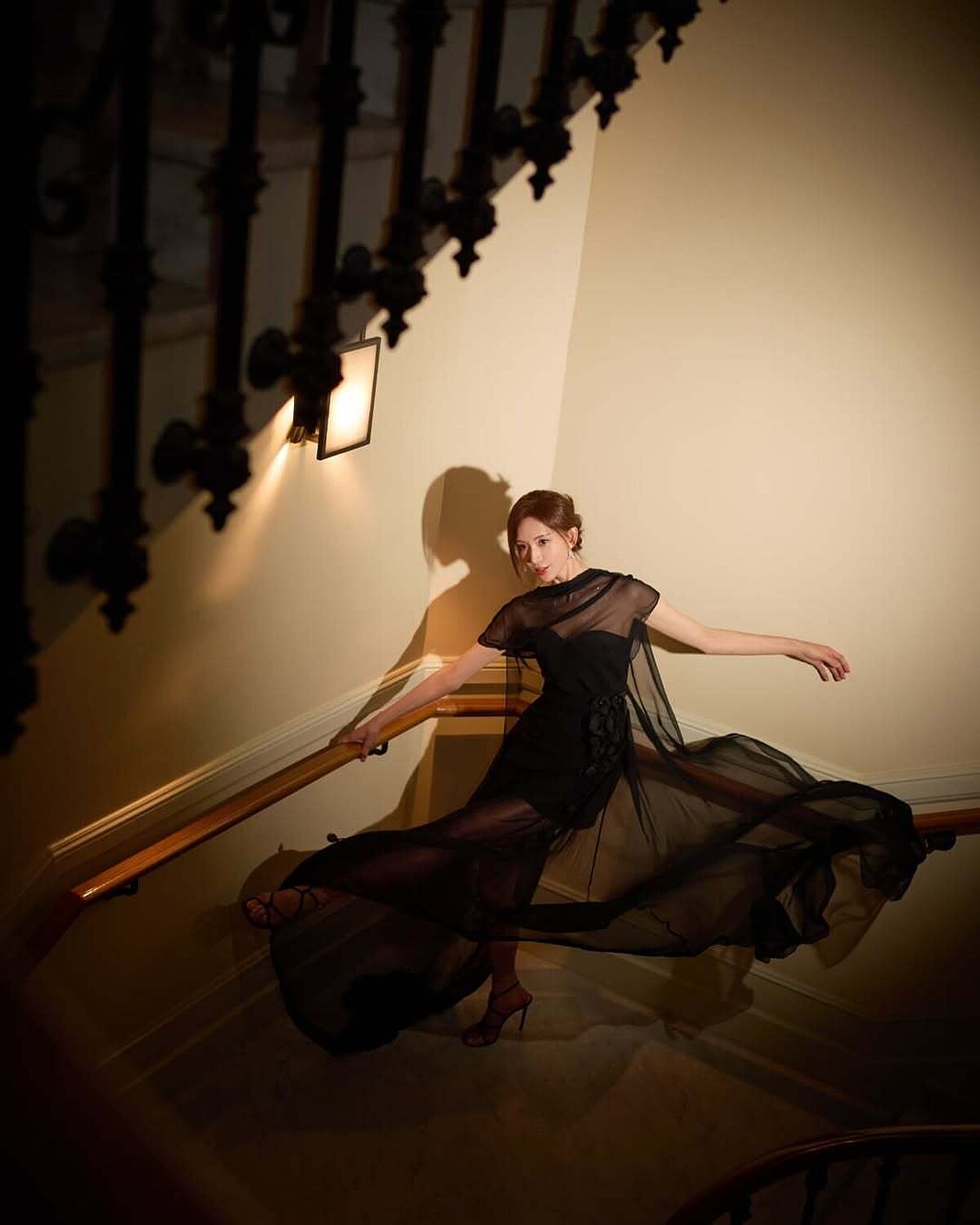 林志玲出席坎城影展Women In Motion晚宴，身穿全黑花朵刺繡紗質披肩禮服