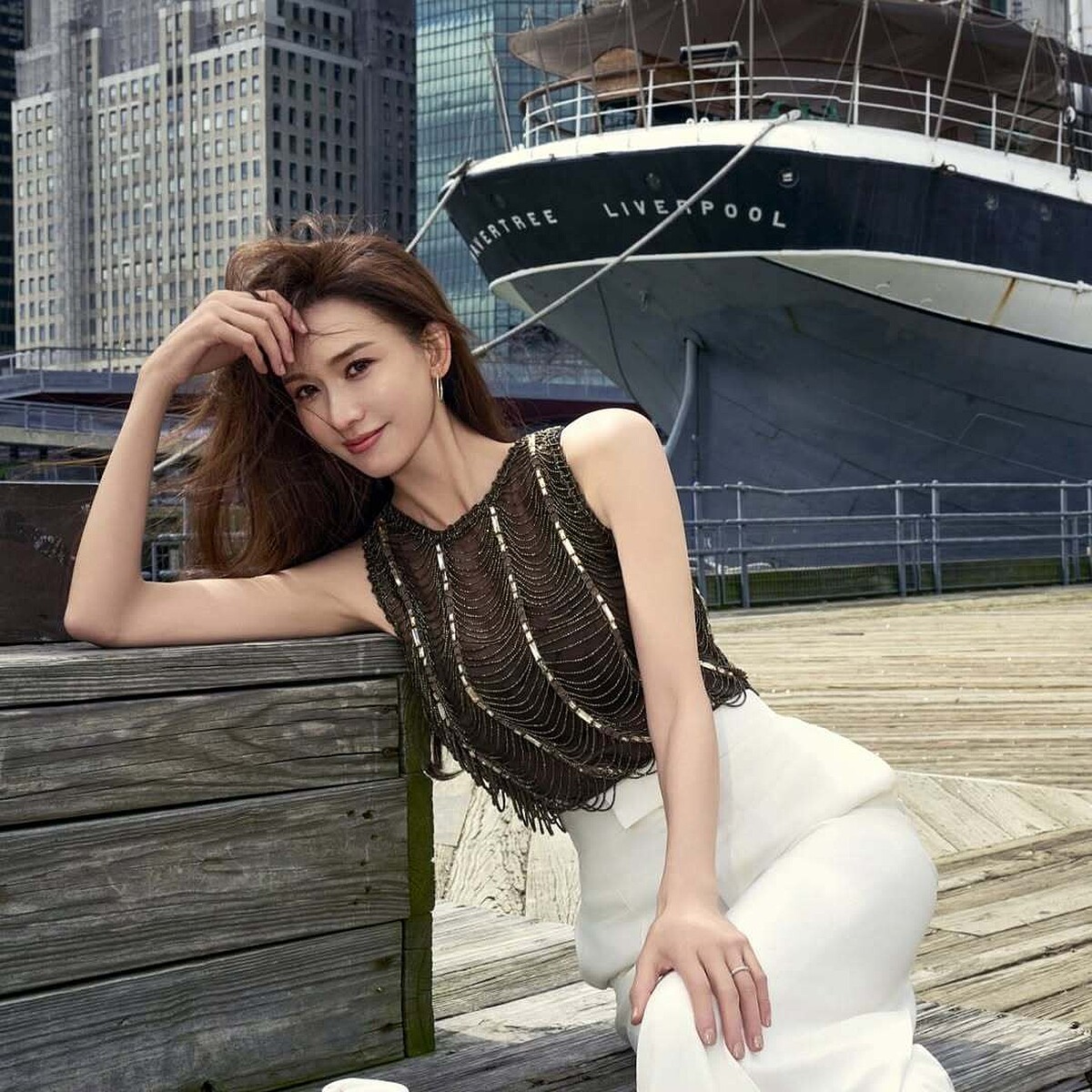 林志玲於紐約觀賞Ralph Lauren秀場，身穿珠繡透膚上衣搭配米白色長褲